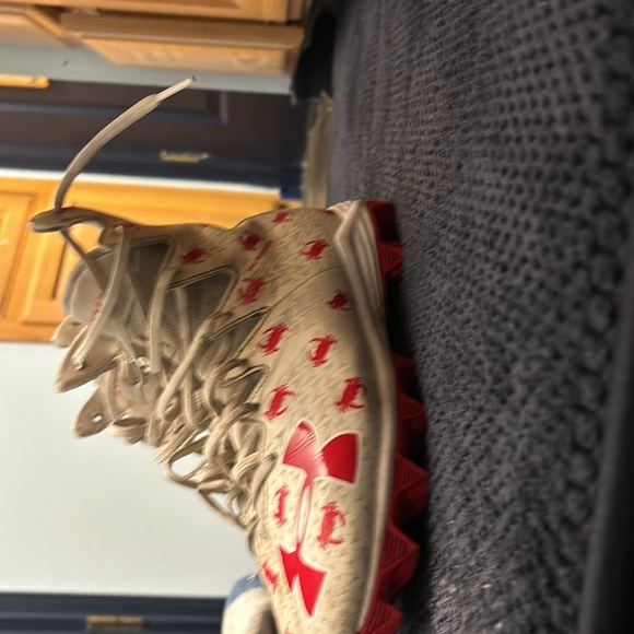 Under armor sport cleats with great grip ankle support - Picture 2 of 4